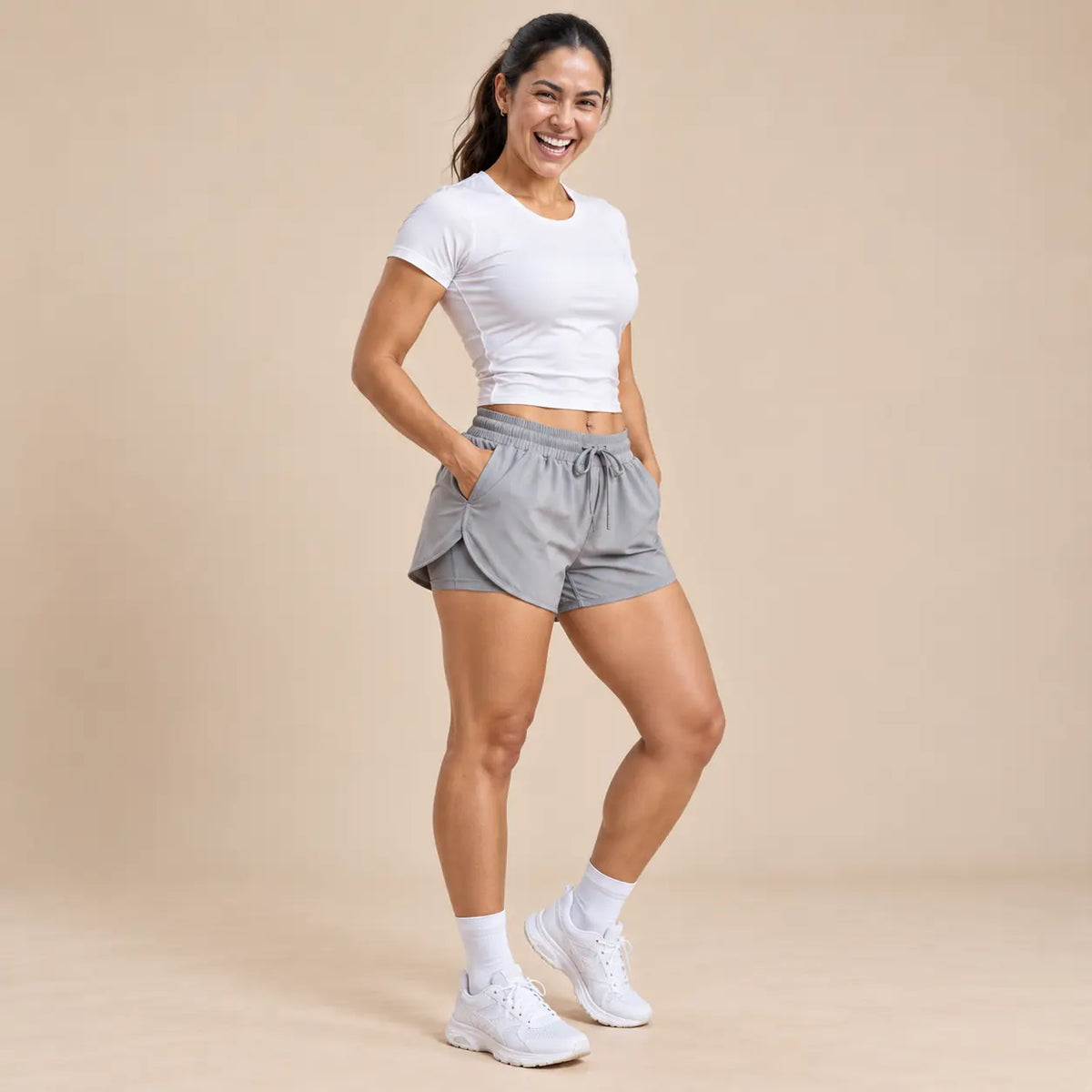 Pantaloneta running mujer color gris modelada en estudio
