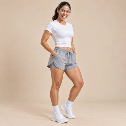 Pantaloneta running mujer color gris modelada en estudio