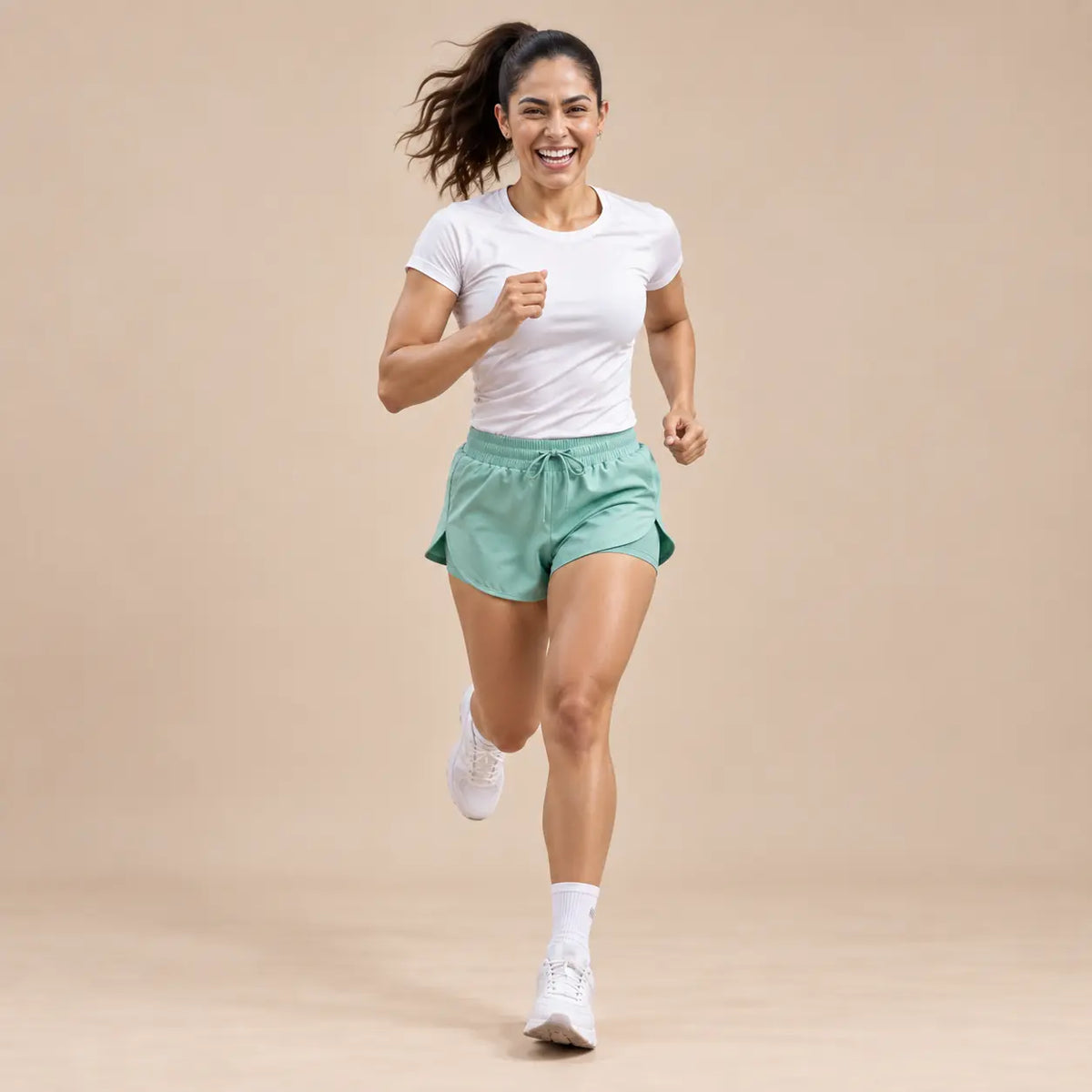 Pantaloneta running verde menta en movimiento